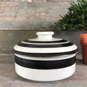 Arabia Karelia large round serving dish with lid, 1970s Finnish mid century design by Anja Jaatinen Winquist for Arabia Finland