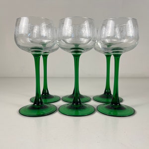 Juego de 5 o 6 copas de vino de tallo verde, copas de vino blanco, copas de vino francesas bellamente decoradas, cristalería Vintage Luminarc de los años 80