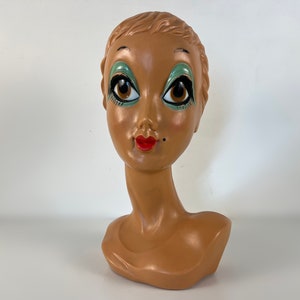 Vintage 1970s Twiggy store display head, 70s retro mannequin head