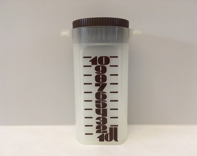 Juice or water pitcher clear plastic with brown lid, produced by Mepal in the 1970s