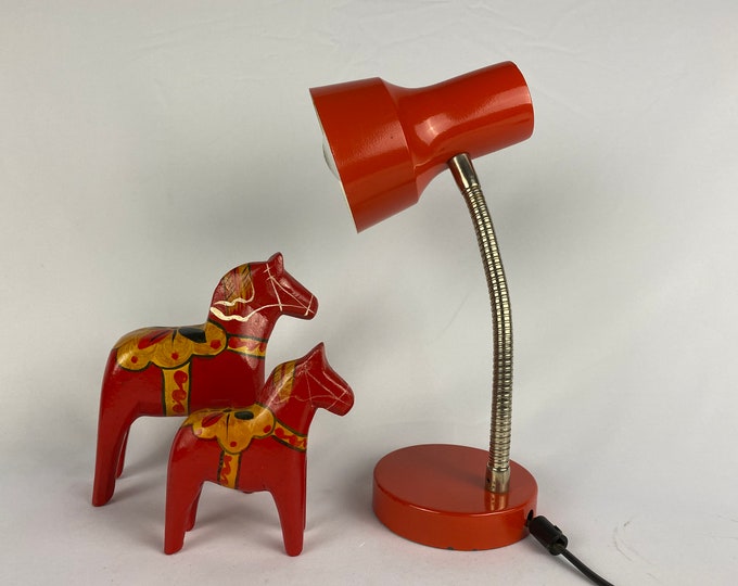 Trendy red metal desk lamp with metal spring, great vintage from the 1960's