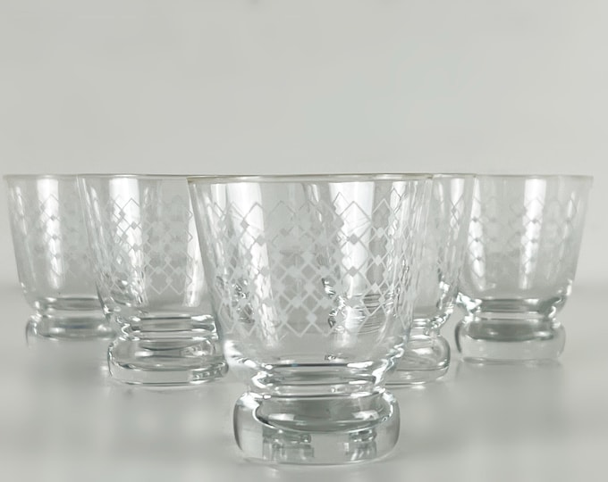 Set of 5 small vintage glasses, decorated with a nice graphic pattern of interlinking squares, vintage from the 1950s