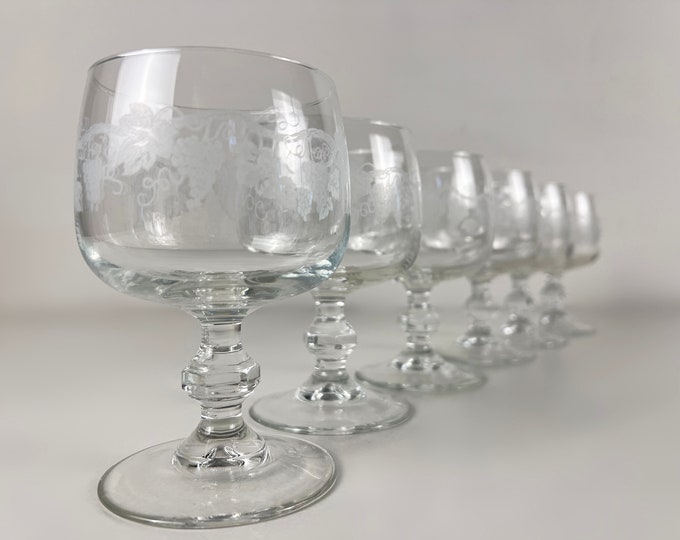6 large rummer wine glasses, clear glass stem with a white decoration of grapes and vines, vintage barware from the 70s, France