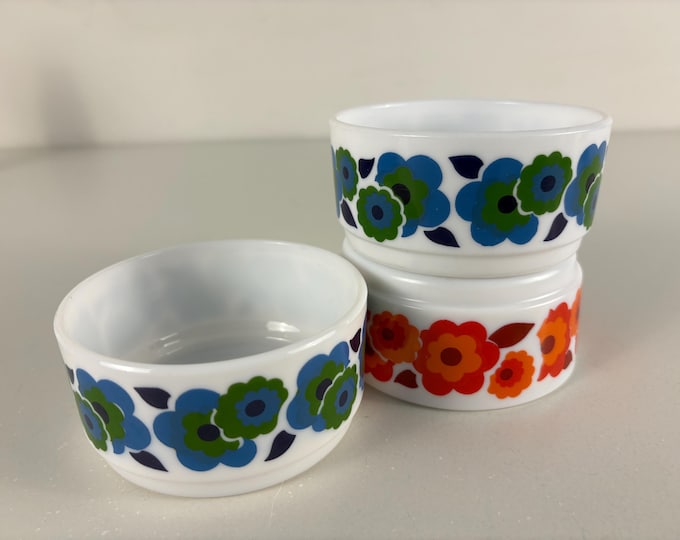 Set of 3 Retro Arcopal Lotus decor nesting bowls, snack bowls, dessert bowls from the 1970s