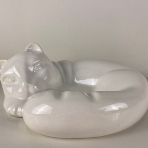 Cat shaped trinket dish, white porcelain trinket dish, soap dish, Lovely vintage from the 1980s