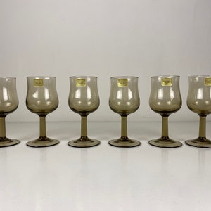 Set of 6 small smoked glass wine glasses, Arcoroc wine glasses , French mid century modern barware from the 70s afbeelding 2