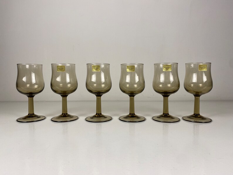 Set of 6 small smoked glass wine glasses, Arcoroc wine glasses , French mid century modern barware from the 70s afbeelding 2