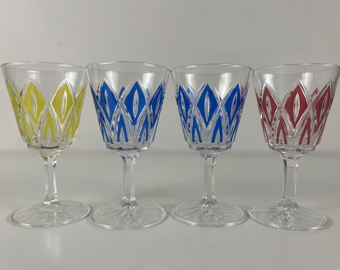 Set of 4 beautiful diamond cut and colored crystal white wine glasses, Harlequin style manufactured by VMC Reims, French Vintage 1950s