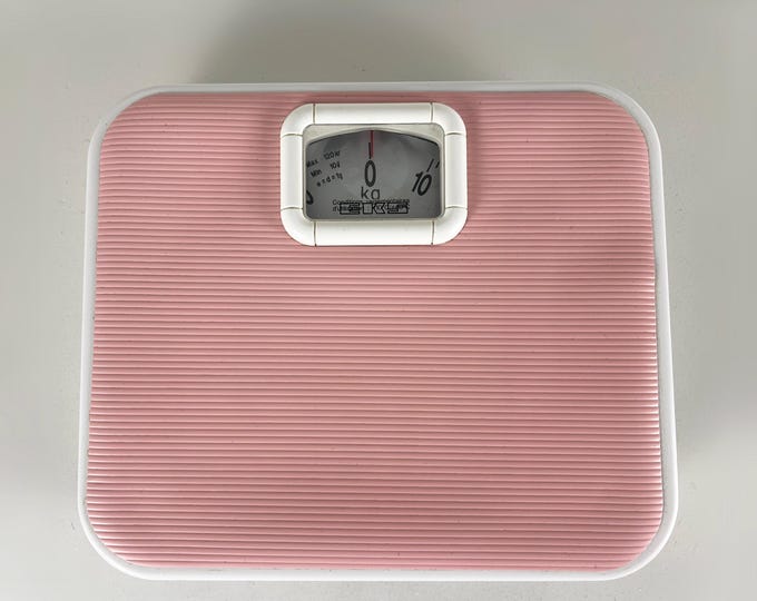 Nice vintage pink mechanical bathroom, personal scale, EKS France, scale from the 70s