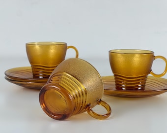 Set mit 3 bernsteinfarbenen Kaffeetassen und Teetassen aus Glas mit oder ohne Untertassen, Vintage-Retro-Mid-Century-Modern-Design, Duralex Frankreich 1960er Jahre