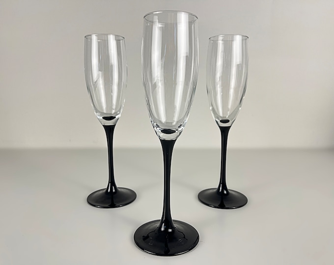 Set of 3 black stemmed vintage champagne glasses, champagne flutes, Luminarc Domino Mid century modern barware France, 1970s