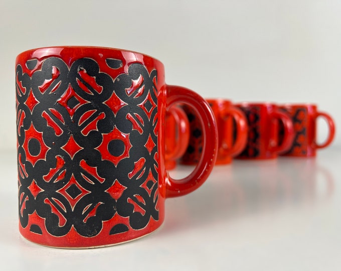 Set of 6 vintage coffee mugs, tea mugs, with different graphical designs in black on a red base, great vintage from the 1970s