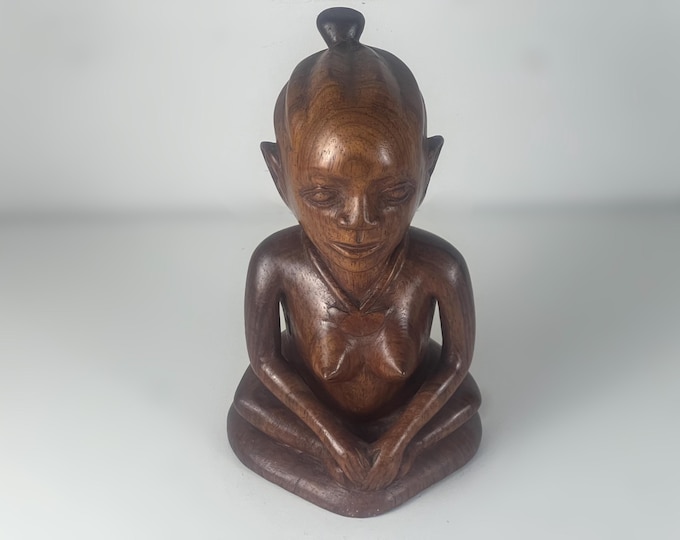 Vintage African hand-carved wooden woman sculpture – 29 cm solid hardwood tribal art figurine – kneeling female statue Boho Home Decor