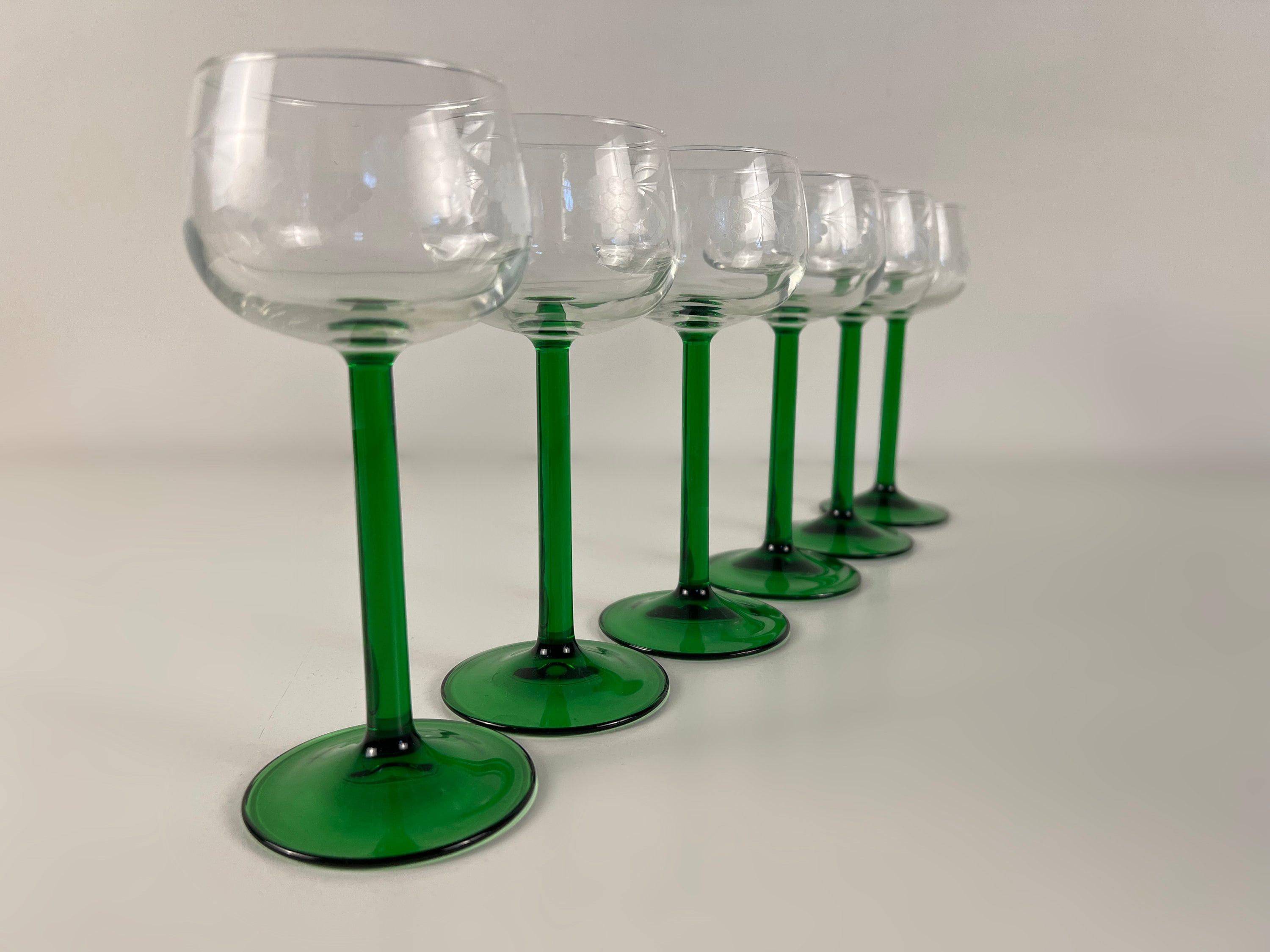 Customized Colored Stem Wine Glass Green Wine Glasses - China Green Wine  Glasses and Custom Wine Glass price