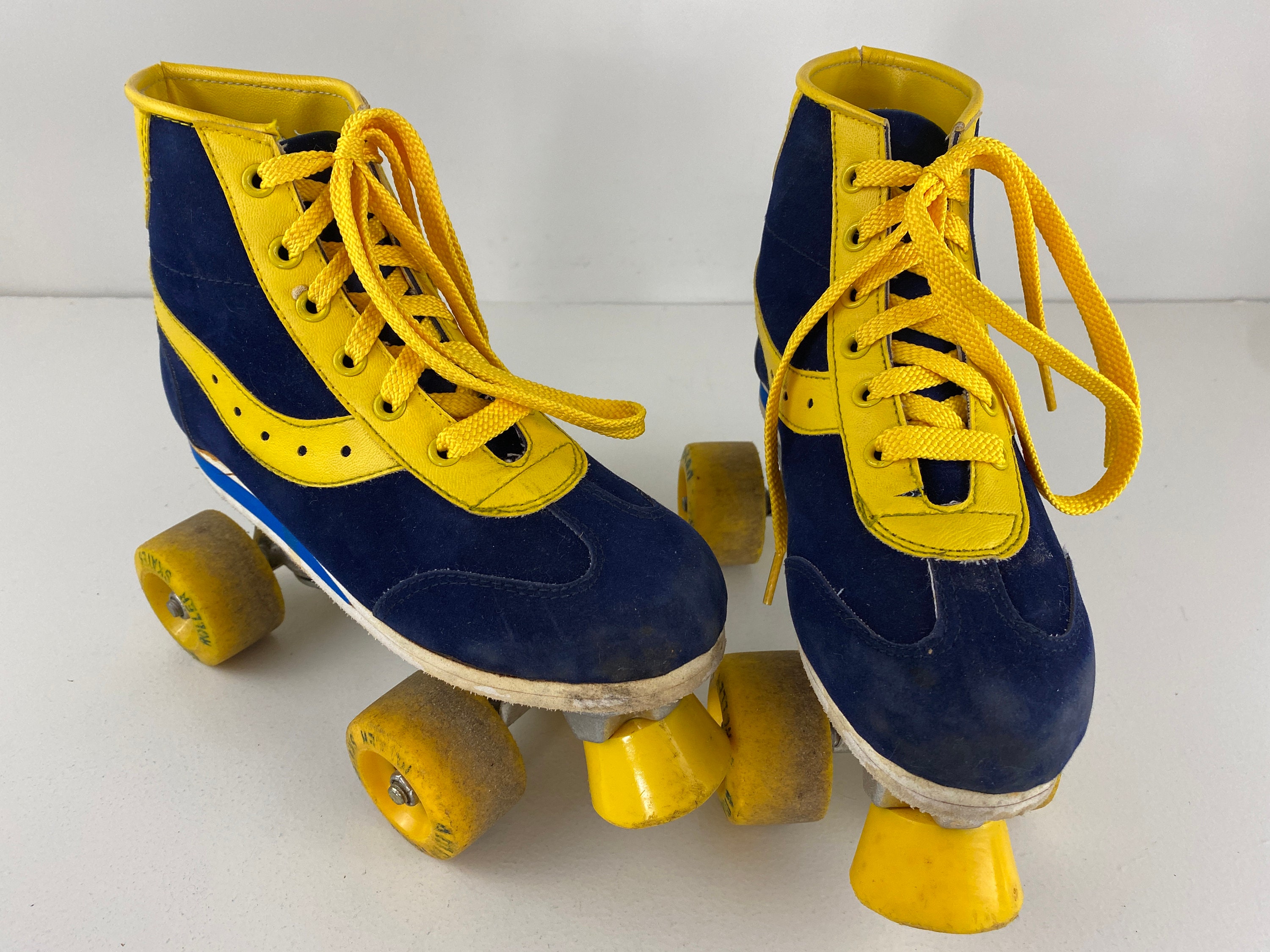 Chaussure De Sport Jaune Sur Patin à Roulettes à L'ancienne