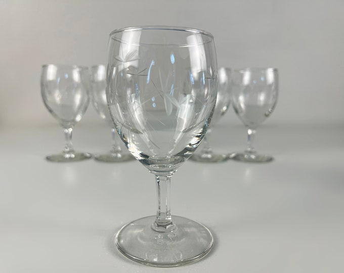 Set of 5 beautiful hand etched wine glasses with a pattern of small stylized leaves, 1950s mid century modern barware