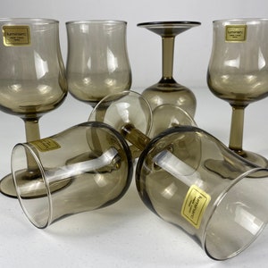 Set of 6 small smoked glass wine glasses, Arcoroc wine glasses , French mid century modern barware from the 70s afbeelding 1