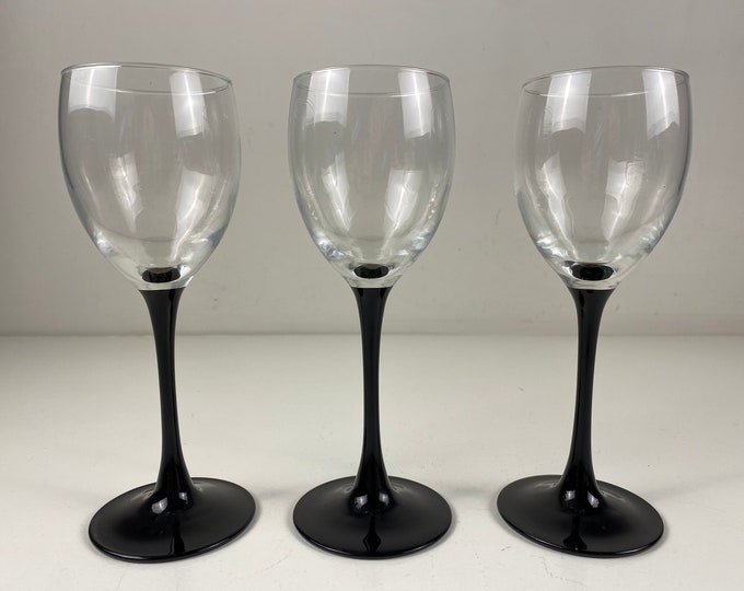 Luminarc Domino, Set of 3 vintage wine glasses with a black stem, Mid century modern barware by Luminarc France, from the 1970’s