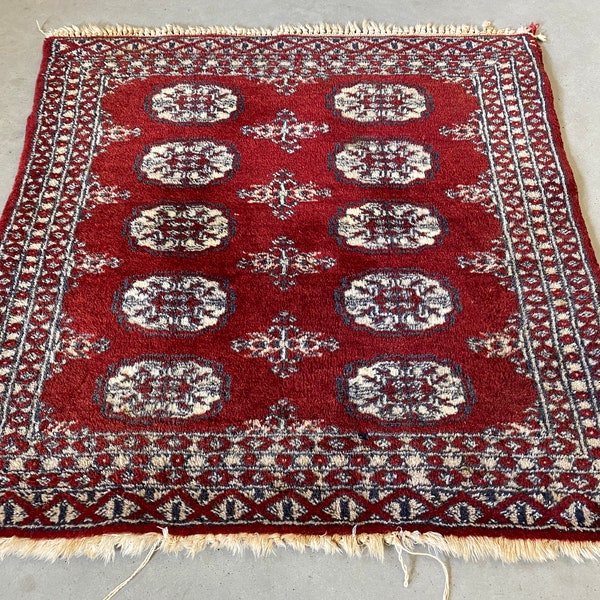 Tapis de table oriental, surmatelas de table, rouge bordeaux, blanc cassé et bleu, noué à la main, en laine, années 1960 Milieu du siècle moderne