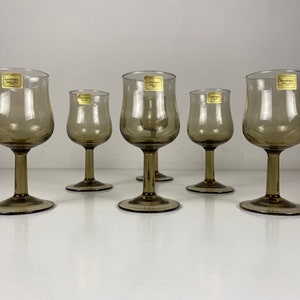 Set of 6 small smoked glass wine glasses, Arcoroc wine glasses , French mid century modern barware from the 70s afbeelding 6