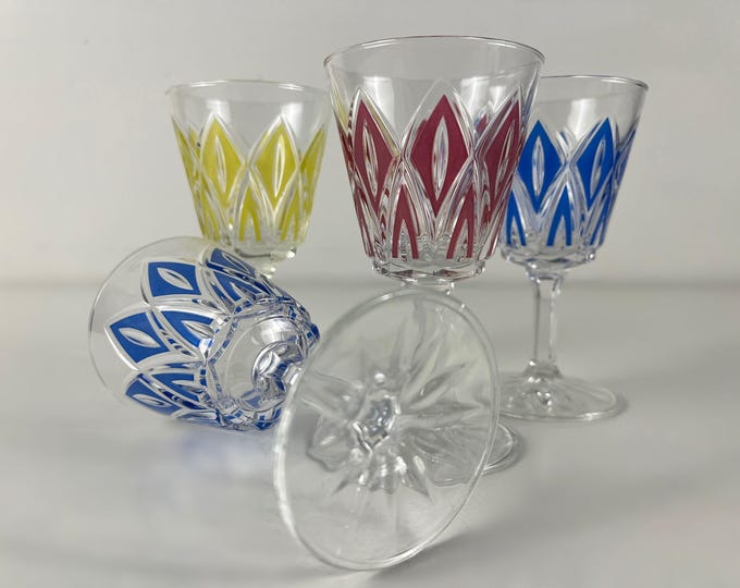 Sets of 4 or 6 beautiful diamond cut and colored crystal shot glasses, liqueur glasses, Harlequin style by VMC Reims, French Vintage 1950s