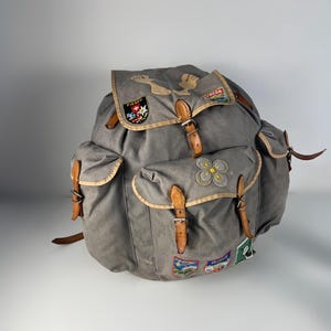 Ravissant sac à dos des années 1970, en toile de coton grise et cuir avec armature métallique. RDA, années 1970.
