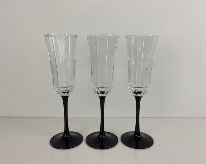 Set of 2, 3, 4 or 5 Arcoroc Octime champagne glasses, sparkling wine, prosecco glasses, black stemmed, vintage champagne flutes, 1970s