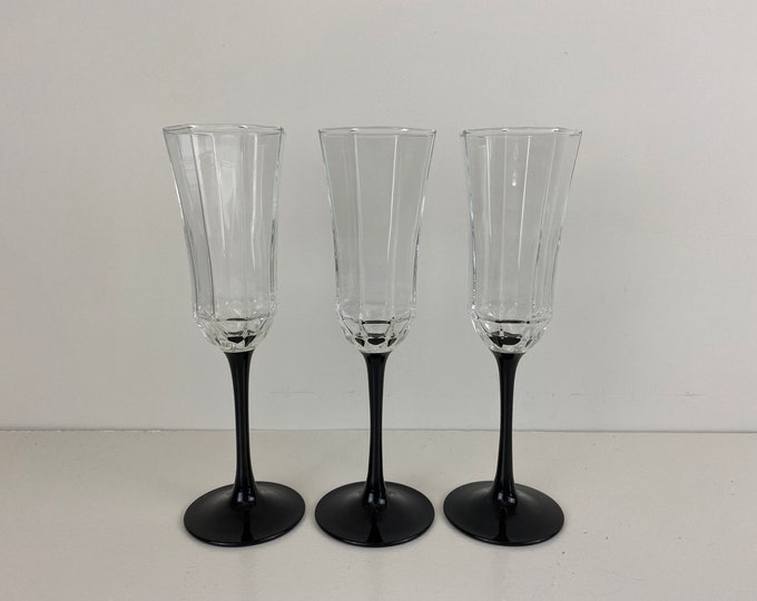 Set of 2, 3 or 4 Arcoroc Octime champagne glasses, sparkling wine, prosecco glasses, black stemmed, vintage champagne flutes from the 1970's