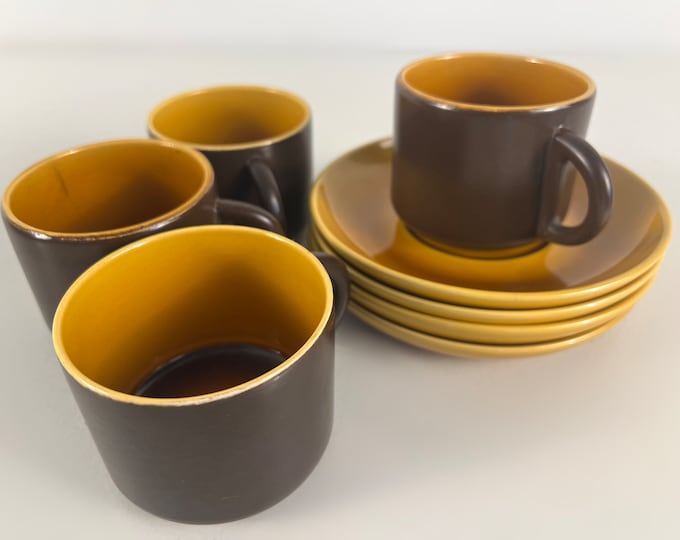 Set of four stylish coffee or tea cups made by the Dutch ceramics factory Driehoek, mid-century minimalist design, Netherlands 1962