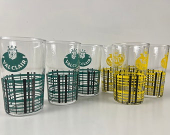 Set of 7 stylish drinking glasses from the 1960s with a checkered pattern in yellow and black, or green and black, Mid Century Modern design