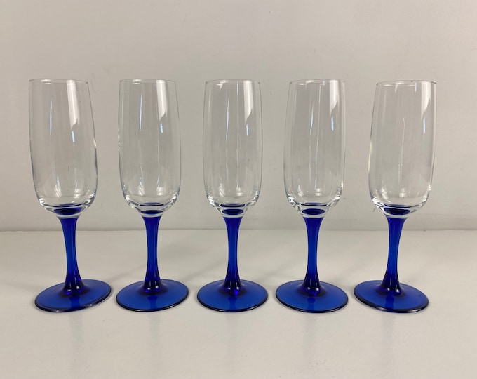Set of 5 vintage champagne glasses, champagne flutes, cobalt blue stem. Mid century modern barware 1970's