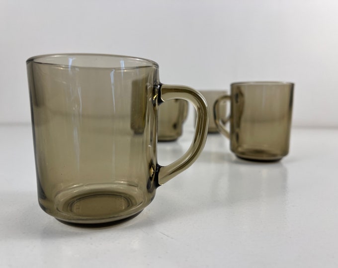Set of 4 or 6 Smoke glass smoke mugs from the 70s, Arcoroc brand, France, mid century design kitchenware from the 1970s