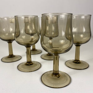 Set of 6 small smoked glass wine glasses, Arcoroc wine glasses , French mid century modern barware from the 70s afbeelding 9