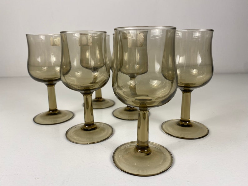 Set of 6 small smoked glass wine glasses, Arcoroc wine glasses , French mid century modern barware from the 70s afbeelding 9