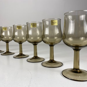 Set of 6 small smoked glass wine glasses, Arcoroc wine glasses , French mid century modern barware from the 70s afbeelding 3