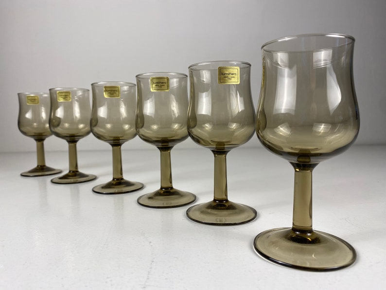 Set of 6 small smoked glass wine glasses, Arcoroc wine glasses , French mid century modern barware from the 70s afbeelding 3