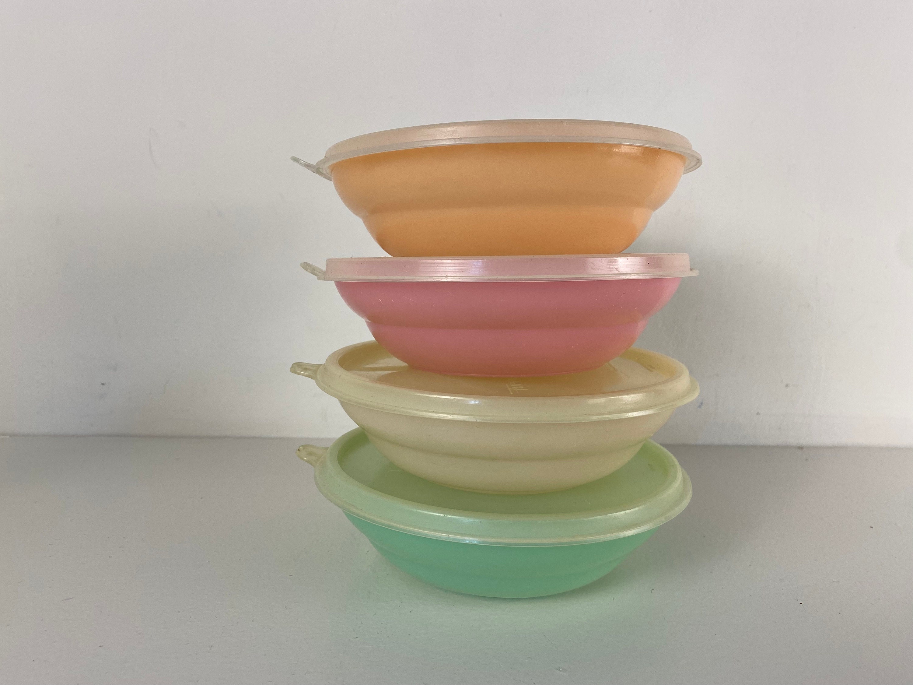 påske Belyse Ledningsevne 4 Tupperware bowls with lids pastel shades from the 1970s