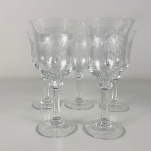 Juego de 5 copas vintage de cristal delicado para vino de postre, copas de aperitivo, cáliz bellamente grabado sobre un refinado tallo pentagonal.