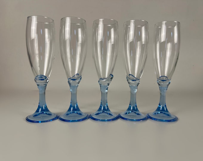 Set of 4 or 5 gorgeous Rocco Bormioli Arianne Sky Blue Italian champagne flutes, glasses pale blue graceful stem, Italy 1980s