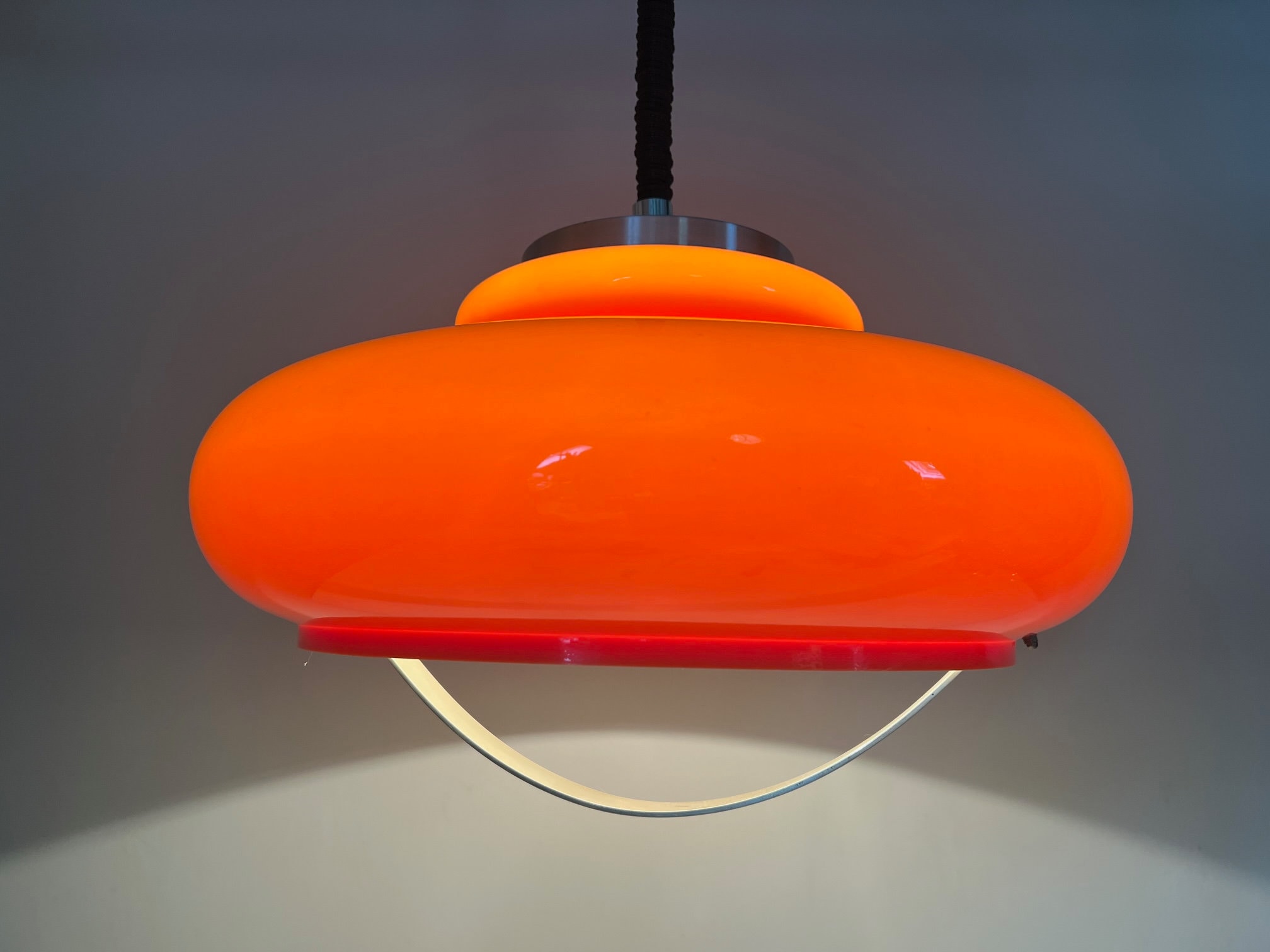 Groovy orange Brevettato UFO lamp in orange acrylic and metal