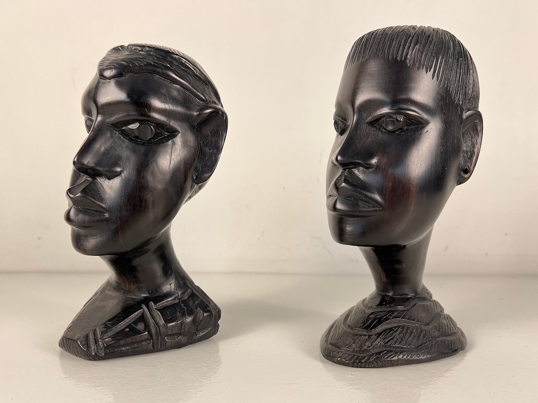 1970年代の黒檀材を使用した、アフリカ風の彫刻が施された男性2人組の 
