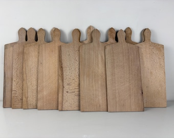 Set di 2, 3 o 4 taglieri/taglieri per formaggi vintage francesi in legno, intagliati a mano, taglieri rustici invecchiati degli anni '80.