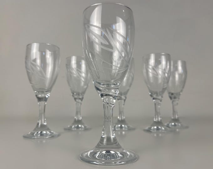 Set of 6 gorgeous cristal Rocco Bormioli Arianne Sky Italian white wine glasses with a graceful stem and etched chalice, Italy 1980s