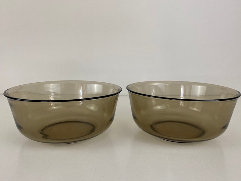 Arcoroc France, Smoke glass serving bowls, ø 18 cm, Set of 2, beautiful mid century design from the 1970s afbeelding 2