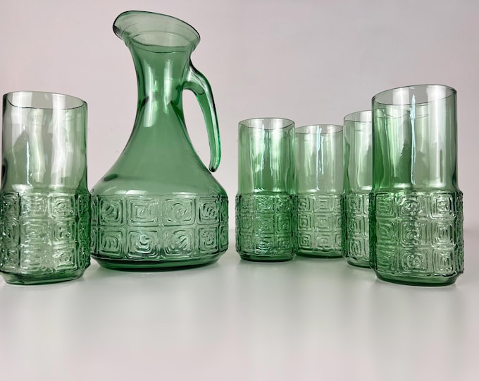 Vintage orangeade service set, pitcher with 6 long drink glasses in emerald green glass with a nice 60's embossed abstract decor