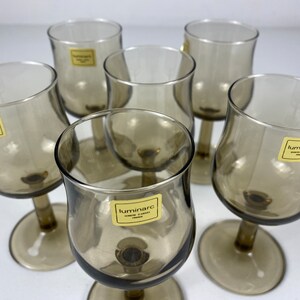 Set of 6 small smoked glass wine glasses, Arcoroc wine glasses , French mid century modern barware from the 70s afbeelding 8