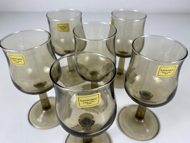 Set of 6 small smoked glass wine glasses, Arcoroc wine glasses , French mid century modern barware from the 70s afbeelding 8