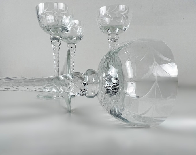 Set of 5 delicate crystal dessert wine glasses on a twisted stem, decorated with an etched leaf motif. From the 1920s-1930s