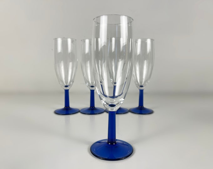 Set of 5 vintage champagne glasses, champagne flutes, cobalt blue straight stem. Manufactured by ARC France