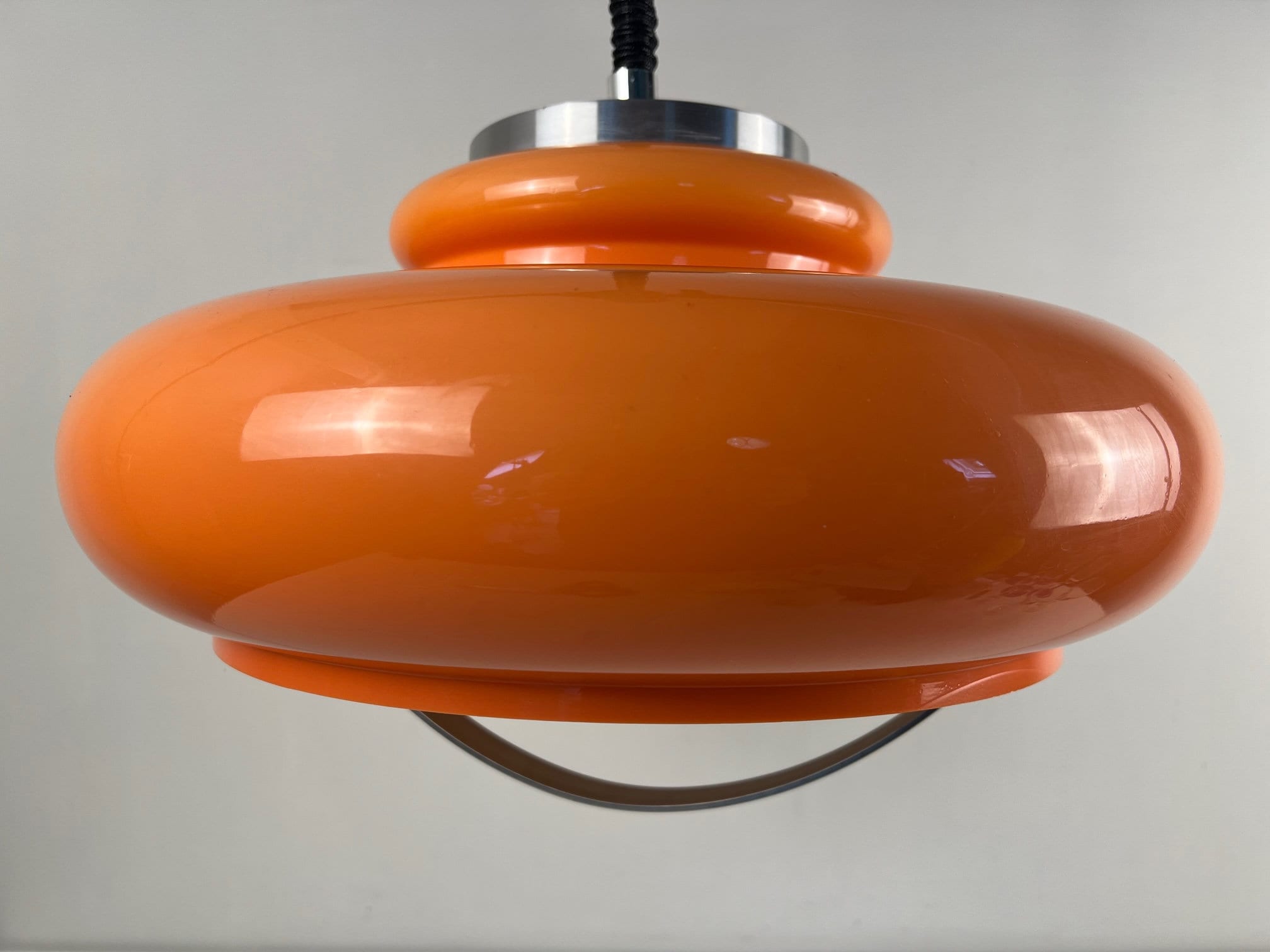 Groovy orange Brevettato UFO lamp in orange acrylic and metal